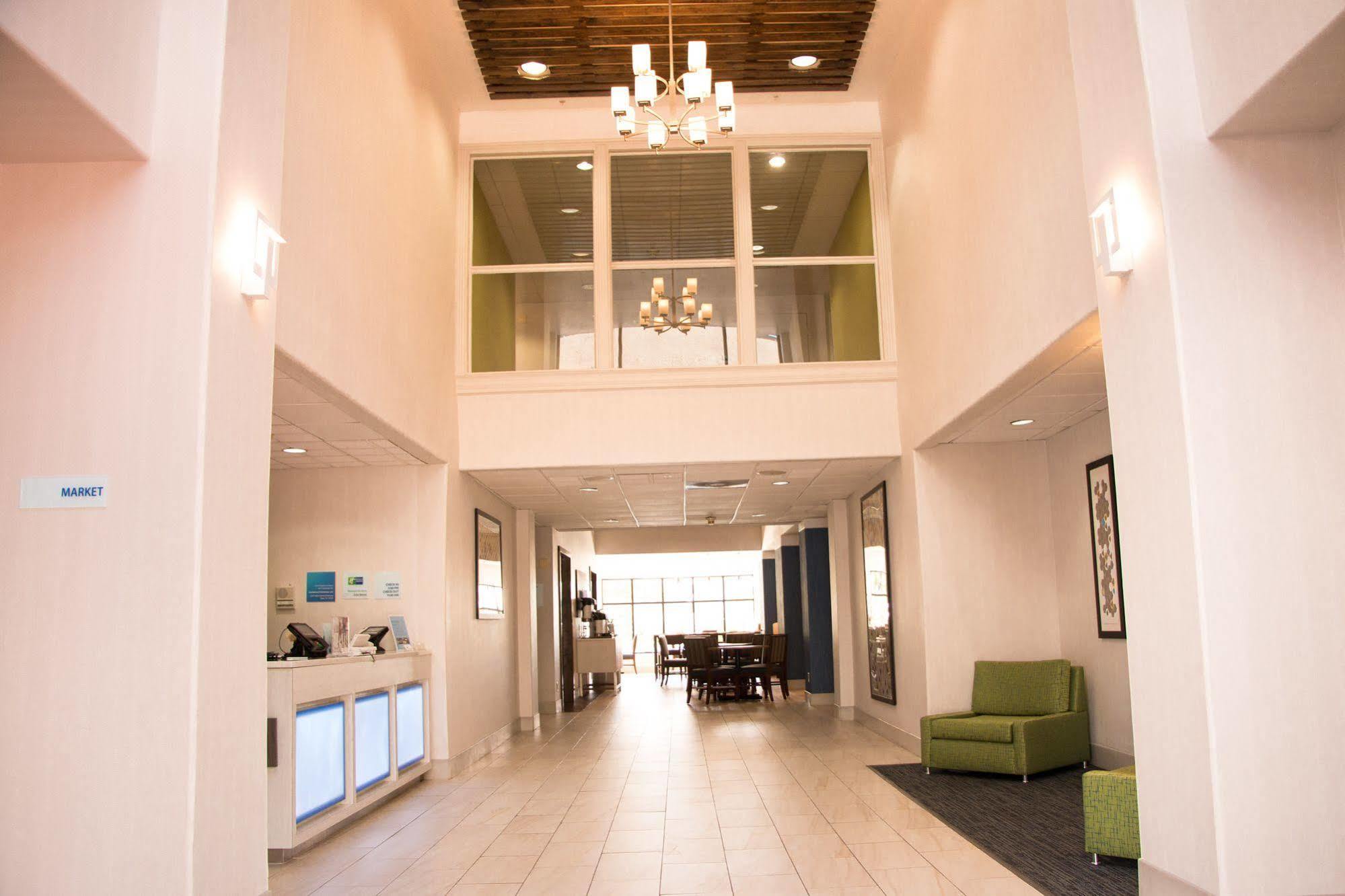 Holiday Inn Express North Tyler Exterior photo