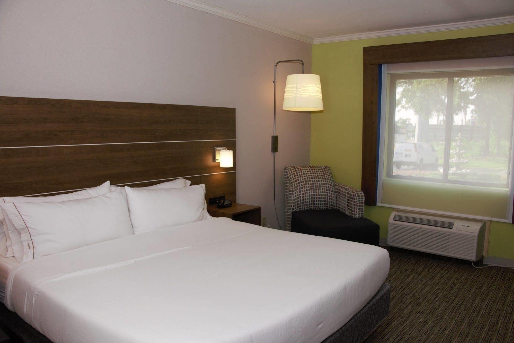 Holiday Inn Express North Tyler Exterior photo